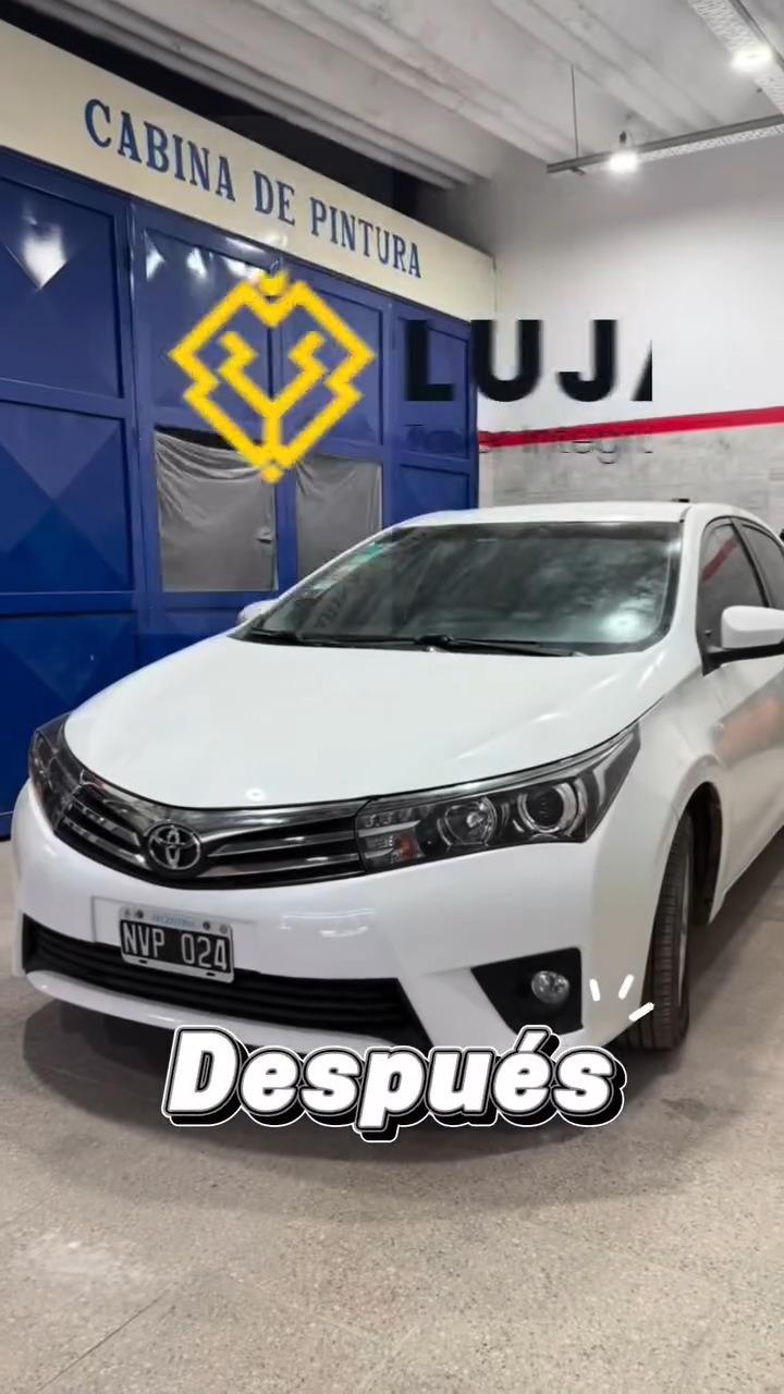 Toyota Corolla reparado y pintado, frente a la cabina de pintura