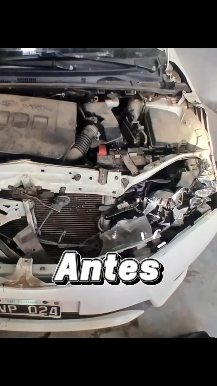 Toyota Corolla con el frente dañado antes de la reparación