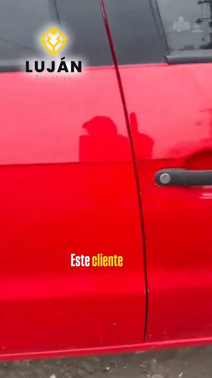 Puerta y lateral rojos recién pintados
